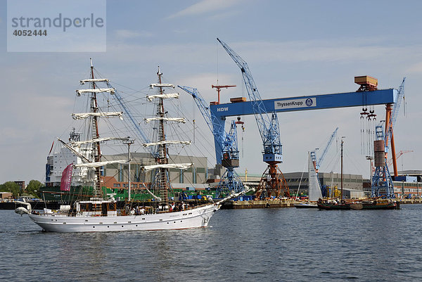 Traditionssegler vor dem Kran der Howaldtswerke-Deutsche Werft  HDW  auf der Kieler Innenförde  Kieler Woche 2008  Kiel  Schleswig-Holstein  Deutschland  Europa