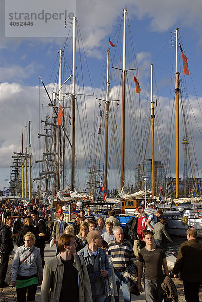 Volksfest mit Segelschiffen  Menschen auf der Kieler Woche 2008  Festmeile an der Hörn  Kiel  Schleswig-Holstein  Deutschland  Europa