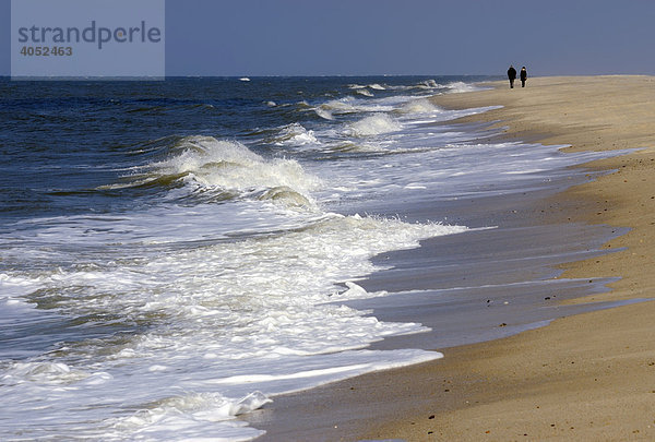 Zwei Spaziergänger am Weststrand von Sylt  Schleswig-Holstein  Deutschland  Europa