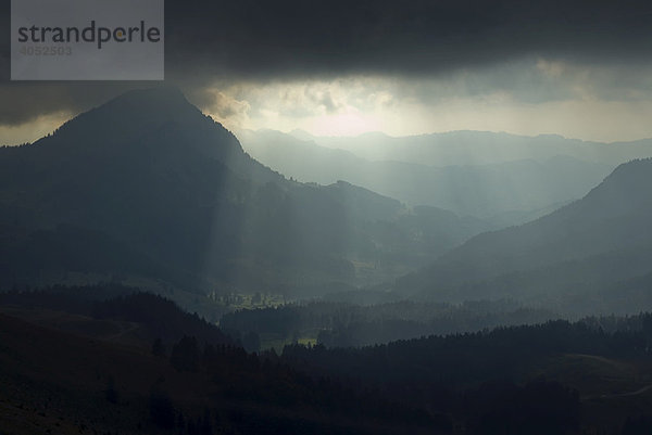 Berglandschaft mit Lichtvorhang vor bevorstehendem Unwetter  Appenzeller Alpen  Kanton St. Gallen  Schweiz  Europa