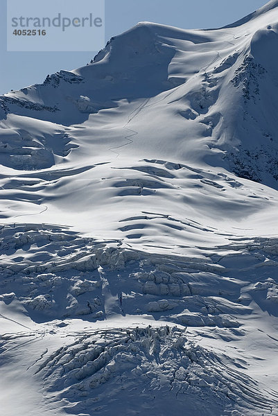 Vergletscherter Berghang am vereisten Piz Palü  3900 m über NN  in der Berninagruppe  Bündner Alpen  Kanton Graubünden  Schweiz  Europa