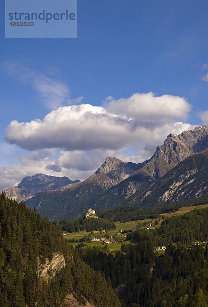 Landschaft der Unterengadiner Dolomiten mit Tarasp und Schloss Tarasp  im Hintergrund Piz Pisoc (3173 m über NN)  Piz Lischana (3105 m über NN) und Piz S-chal·mbert (3031 m über NN)  Unterengadin  Kanton Graubünden  Schweiz  Europa