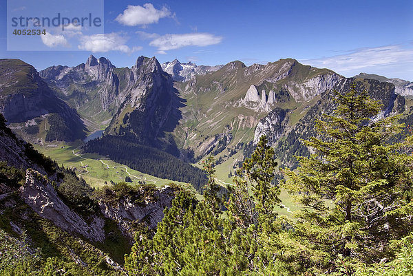 Landschaft im Alpstein mit Gipfel des Säntis  2502 m über NN und Fälensee  Kantone Appenzell Ausserrhoden  Appenzell Innerrhoden und St. Gallen  Schweiz  Europa