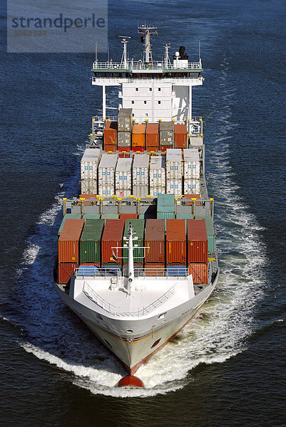 Containerschiff bei voller Fahrt auf dem Nord-Ostsee-Kanal  Kiel  Schleswig-Holstein  Deutschland  Europa