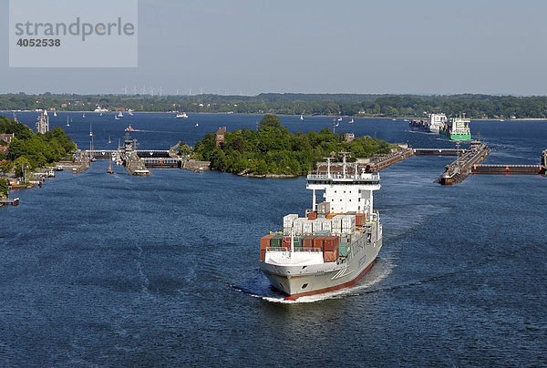 Schleuse Holtenau mit Containerschiffen und Segelschiffen  Kiel  Schleswig-Holstein  Deutschland  Europa