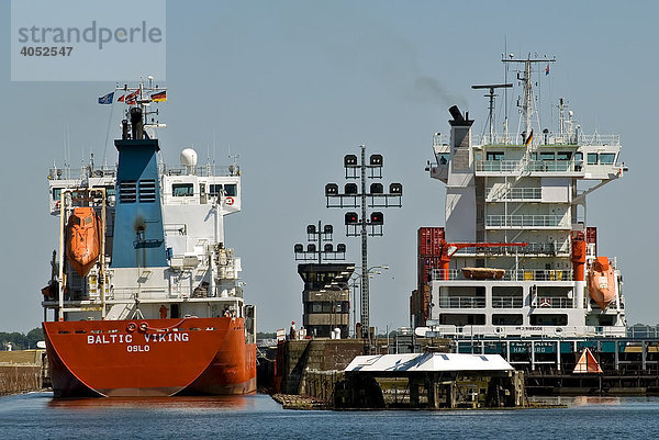 Nahaufnahme von Containerschiffen beim Einschleusen in die Schleuse Holtenau  Kiel  Schleswig-Holstein  Deutschland  Europa