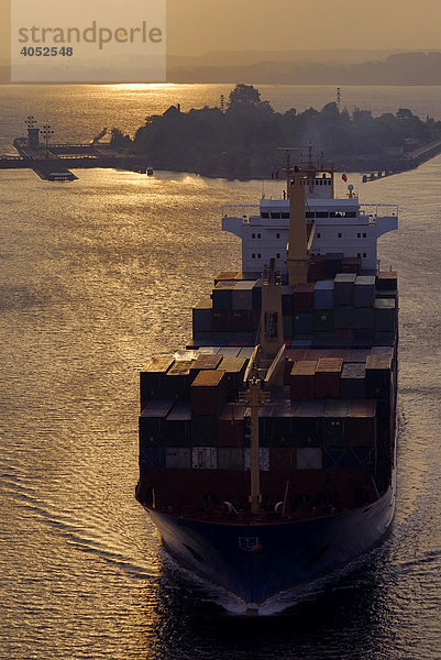 Containerschiff verlässt die Schleuse Holtenau bei Sonnenaufgang  Kiel  Schleswig-Holstein  Deutschland  Europa