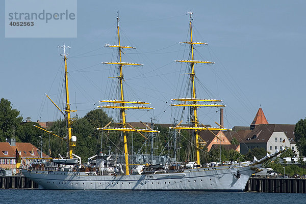 Segelschulschiff der deutschen Marine  Gorch Fock  liegt im Heimathafen an der Tirpitzmole  Kiel  Schleswig-Holstein  Deutschland  Europa