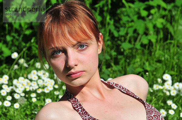 Rothaarige Frau in Bikini  im Park  Sommer  attraktiv  ernst  schön
