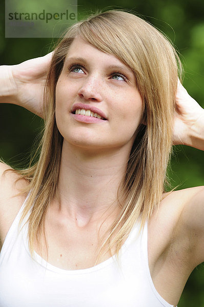 Portrait junge  schöne  blonde Frau im Sommer im Park
