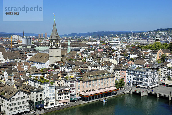 Blick auf Altstadt und Limmat  Zürich  Kanton Zürich  Schweiz  Europa