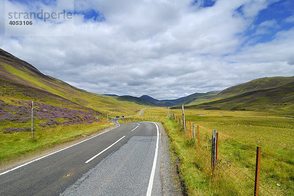 Straße durch die Landschaft der Grampian Mountains  Schottland  Großbritannien  Europa