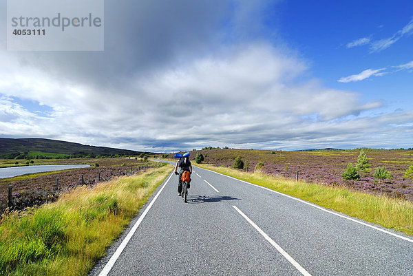 Radfahrer in den Grampian Mountains  Schottland  Großbritannien  Europa