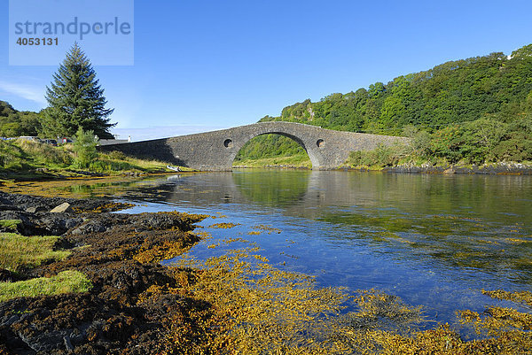Historische Verbindungsbrücke zur Isle of Seil  Isle of Skye  Schottland  Großbritannien  Europa