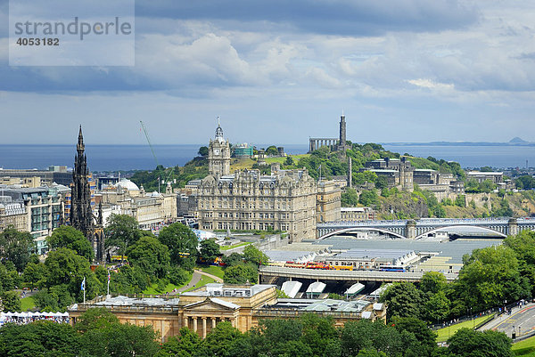 Blick auf die Altstadt und Calton Hill  Edinburgh  Schottland  Großbritannien  Europa