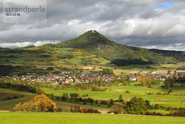 Blick auf das Hegaudorf Welschingen  dahinter der Vulkanfelsen Hohenhewen  Landkreis Konstanz  Baden-Württemberg  Deutschland  Europa