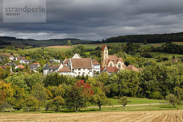 Der historische Dorfkern von Weil mit dem Schloss Blumenfeld und der St. Nikolauskirche  Landkreis Konstanz  Baden-Württemberg  Deutschland  Europa