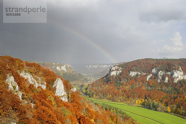 Gewitterstimmung mit Regenbogen im oberen Donautal  Landkreis Sigmaringen  Baden-Württemberg  Deutschland  Europa