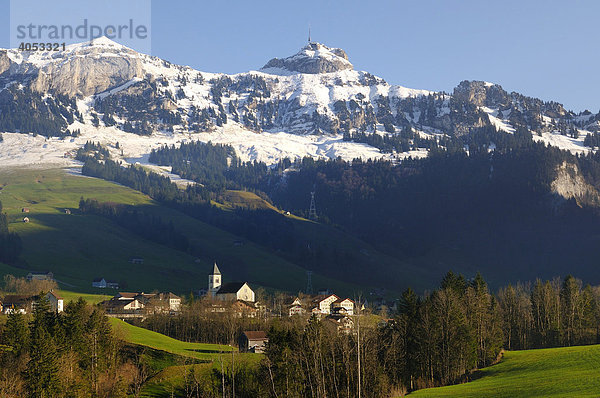 Blick auf die Gemeinde Brülisau  dahinter das Alpsteingebirge mit dem Hohen Kasten  Kanton Appenzell Innerrhoden  Schweiz  Europa