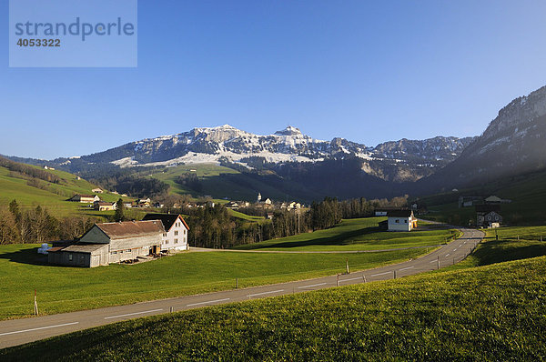 Blick auf das Bezirksgebiet Rüte mit der Gemeinde Brülisau  dahinter der Hohe Kasten  Kanton Appenzell Innerrhoden  Schweiz  Europa