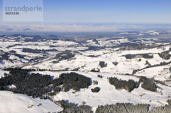 Blick in das winterliche Appenzeller Land  Kanton Appenzell Innerrhoden  Schweiz  Europa