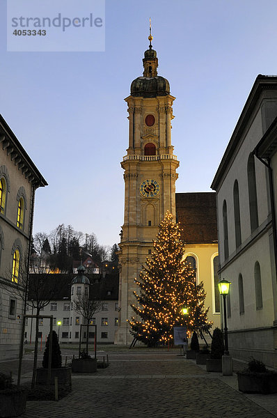 Stiftskirche mit Christbaum am Abend  Sankt Gallen  Kanton St. Gallen  Schweiz  Europa