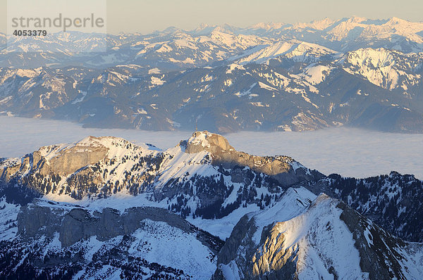 Der Alpstein mit dem Hohen Kasten im letzten Licht  dazwischen das nebelverhangene Rheintal  Kanton Appenzell Innerrhoden  Schweiz  Europa