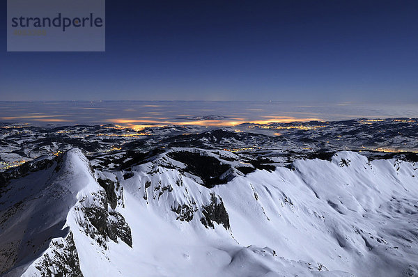 Blick auf das Alpsteingebirge während einer Vollmondnacht  dahinter das Appenzellerland  Kanton Appenzell Innerrhoden  Schweiz  Europa