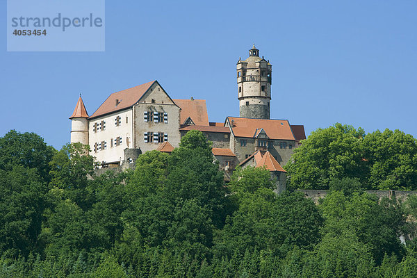 Die im 13. Jahrhundert erbaute Ronneburg liegt auf einem Bastaltkegel  Wetterau  Hessen  Deutschland  Europa
