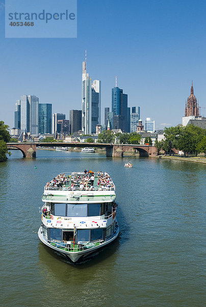 Touristen auf einem Ausflugsschiff  Main  Skyline von Frankfurt  Frankfurt  Hessen  Deutschland  Europa