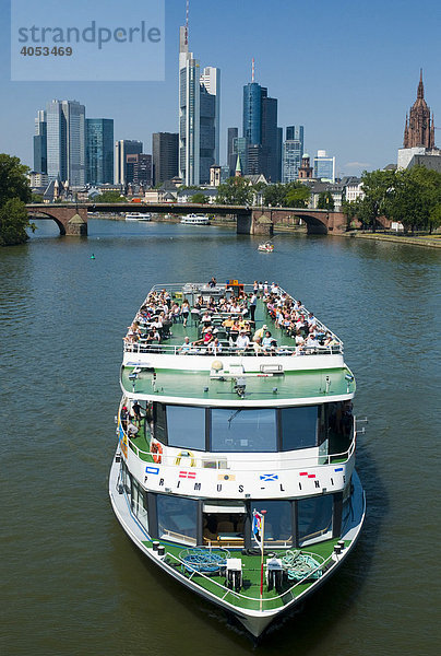 Touristen auf einem Ausflugsschiff  Main  Skyline von Frankfurt  Frankfurt  Hessen  Deutschland  Europa