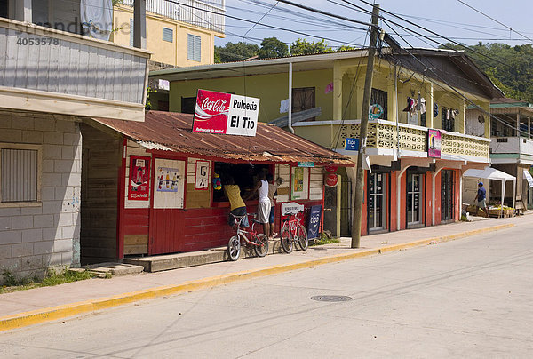 Geschäfte  Straße in Coxen Hole  Hauptstadt  Roatan  Bay Island  Honduras  Zentralamerika
