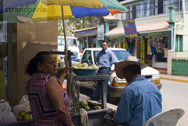 Verkäufer  Geschäfte  Straße in Coxen Hole  Hauptstadt  Roatan  Bay Island  Honduras  Zentralamerika