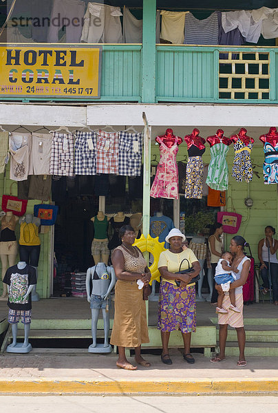 Frauen stehen vor Geschäft in Coxen Hole  Hauptstadt  Roatan  Bay Island  Honduras  Zentralamerika