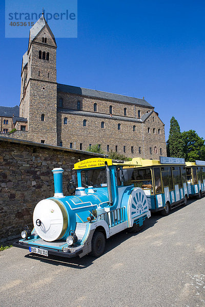 Touristenbahn vor Abtei St. Hildegard  Rüdesheim  Rheinland-Pfalz  Deutschland  Europa