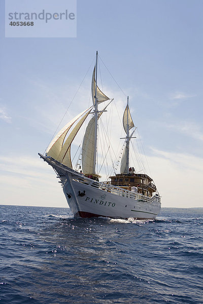 Tauchschiff für Touristen  Pindito  Komodo  Kleine-Sunda Inseln  Indonesien  Südostasien