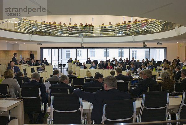 Abgeordnete im Plenarsaal des Hessischen Landtages  Wiesbaden  Hessen  Deutschland  Europa