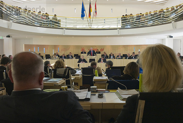 Blick auf Rednerpult im Plenarsaal des Hessischen Landtages  Wiesbaden  Hessen  Deutschland  Europa