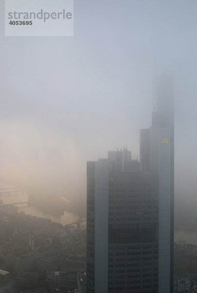 Die Frankfurter Skyline mit Banken im Nebel  Frankfurt  Hessen  Deutschland  Europa