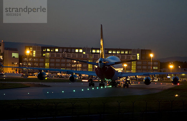 Eine Boeing 747 wird im Abendlicht über das Rollfeld geschleppt