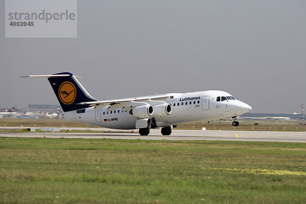 Lufthansa Cityliner Aero RJ 85 startet vom Frankfurter Flughafen  Frankfurt  Hessen  Deutschland  Europa