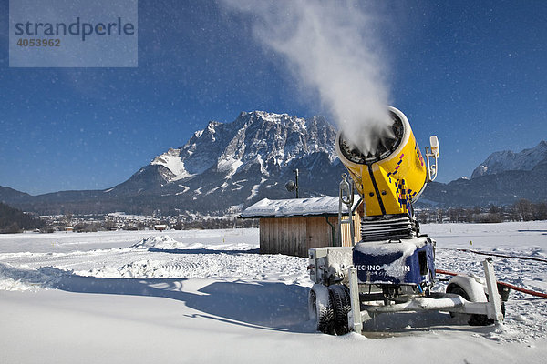 Eine Schneekanone vor dem Panorama der Zugspitze  Ehrwald  Leermoos  Tirol  Österreich  Europa