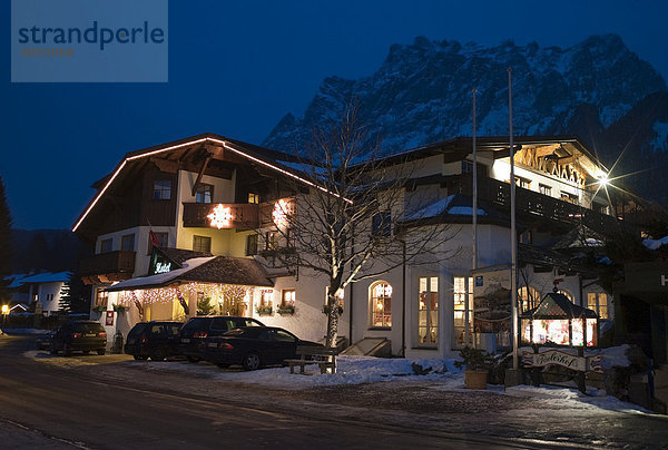 Hotel Tiroler Hof vor dem Panorama der Zugspitze  Tirol  Österreich  Europa