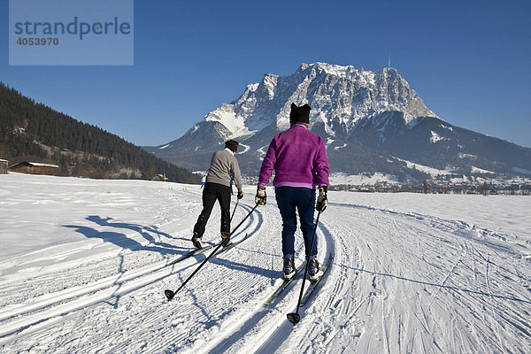 Skilangläufer auf der Loipe vor der Zugspitze  Zugspitz-Arena  Tirol  Österreich  Europa