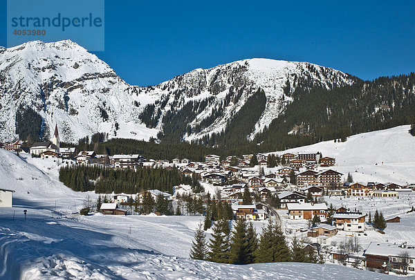 Idyllisches Dorf in verschneiter Winterlandschaft  Bergwang  Tirol  Österreich  Europa