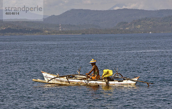 Ein Fischer mit seinem kleinen Auslegerboot  Indonesien  Südostasien