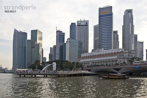Financial District von Singapur an der Marina Bay mit dem Merlion  halb Löwe und halb Fisch  das Wahrzeichen von Singapur  Republik Singapur  Stadtstaat Singapur  Südostasien