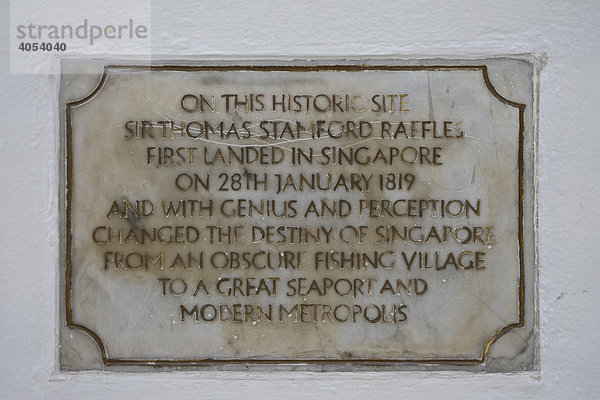 Schild an der Statue von Sir Thomas Stamford Raffles  dem Gründer der Stadt  Singapur  Republik Singapur  Stadtstaat Singapur  Südostasien