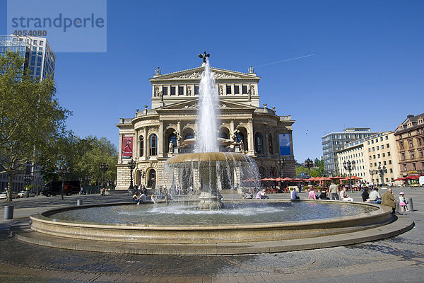 Opernplatz mit Brunnen  Frankfurt  Hessen  Deutschland  Europa