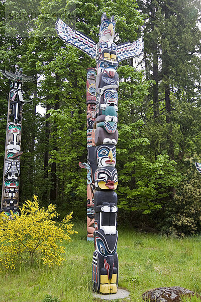 Totempfähle im Stanley Park  Vancouver  British Columbia  Kanada  Nordamerika